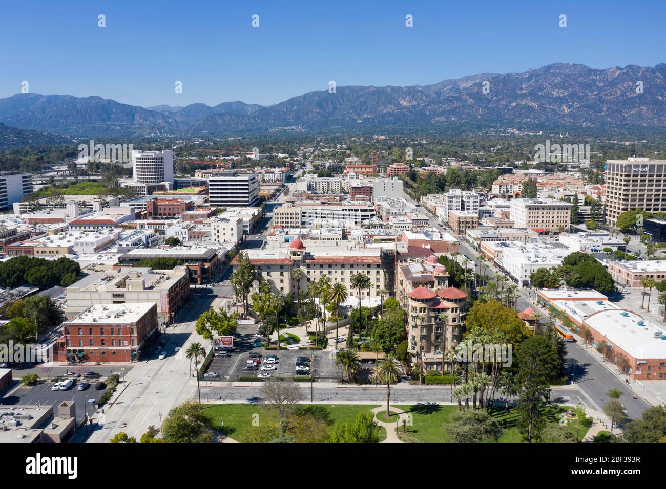 Luftaufnahmen über der Innenstadt von Pasadena, Kalifornien an einem klaren Tag mit den San Gabriel Mountains in der Ferne Stockfoto