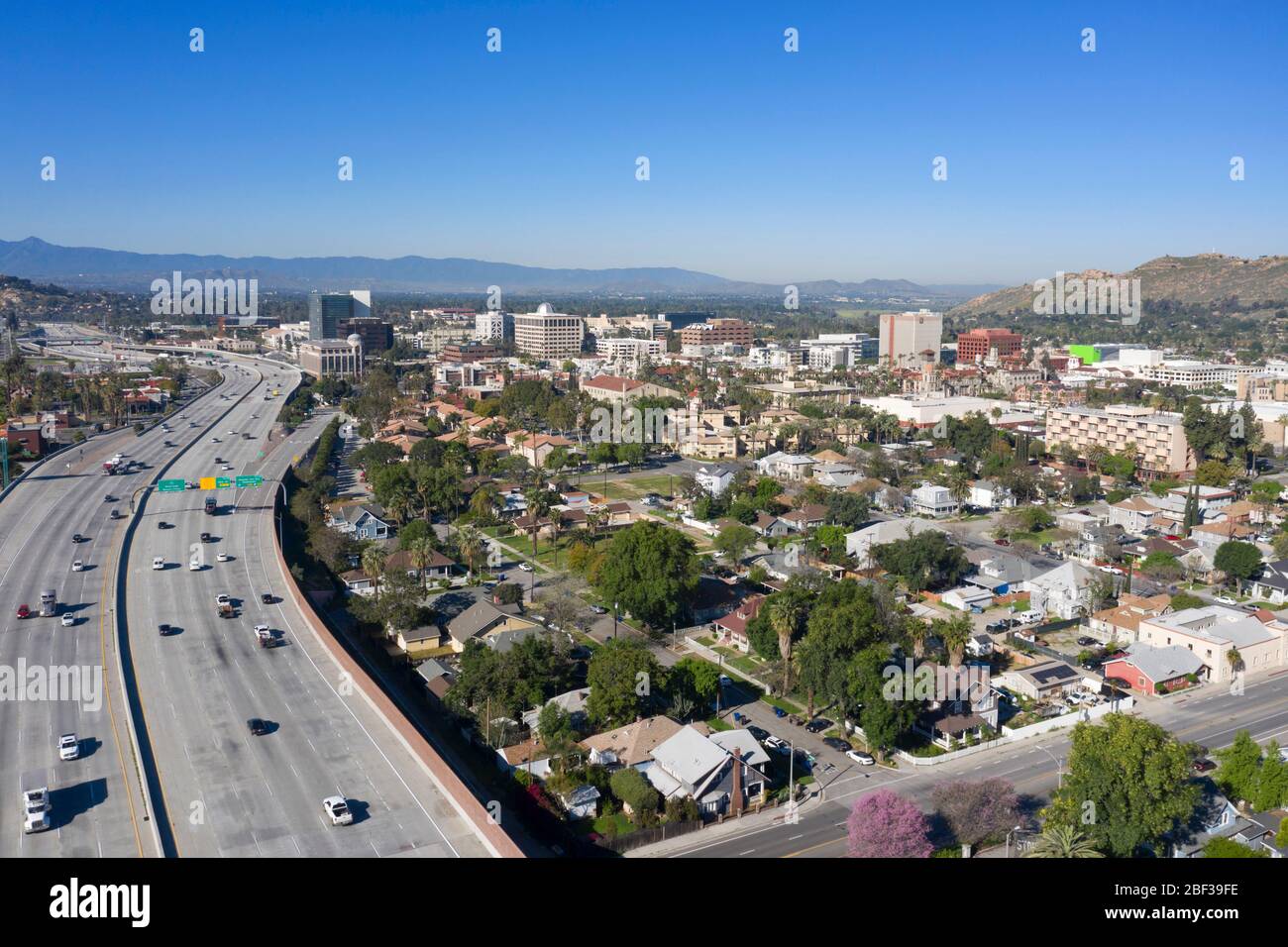 Über Riverside Luftaufnahmen von Downtown mit der Autobahn 91 in Sicht Stockfoto