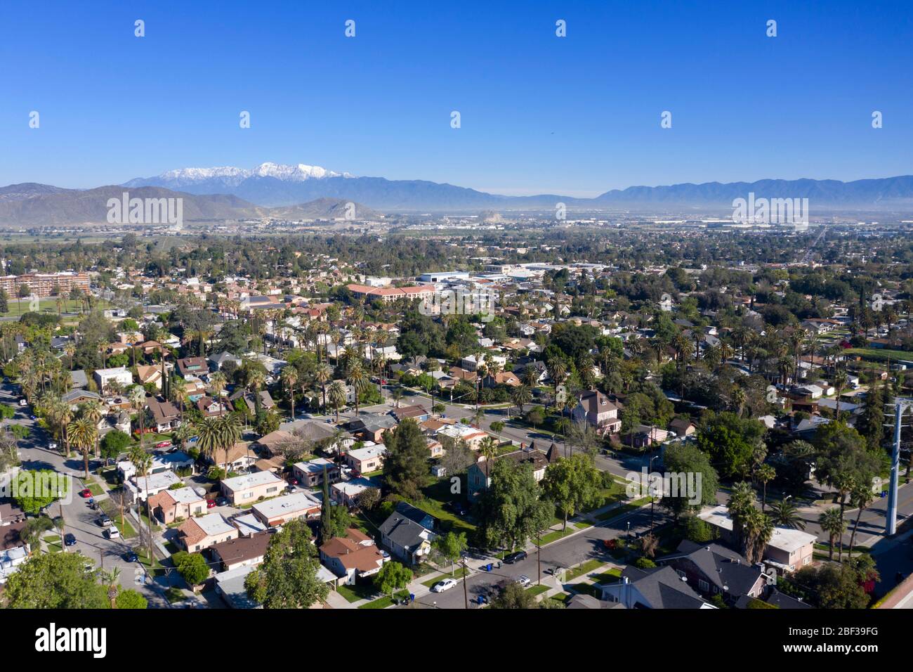 Luftaufnahme eines Wohnviertels von Riverside California an einem klaren Tag mit schneebedeckten Gipfeln in der Ferne Stockfoto