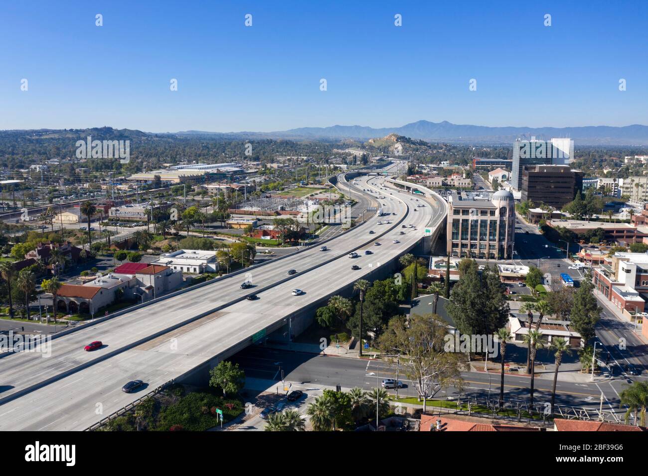Über Riverside Luftaufnahmen von Downtown mit der Autobahn 91 in Sicht Stockfoto