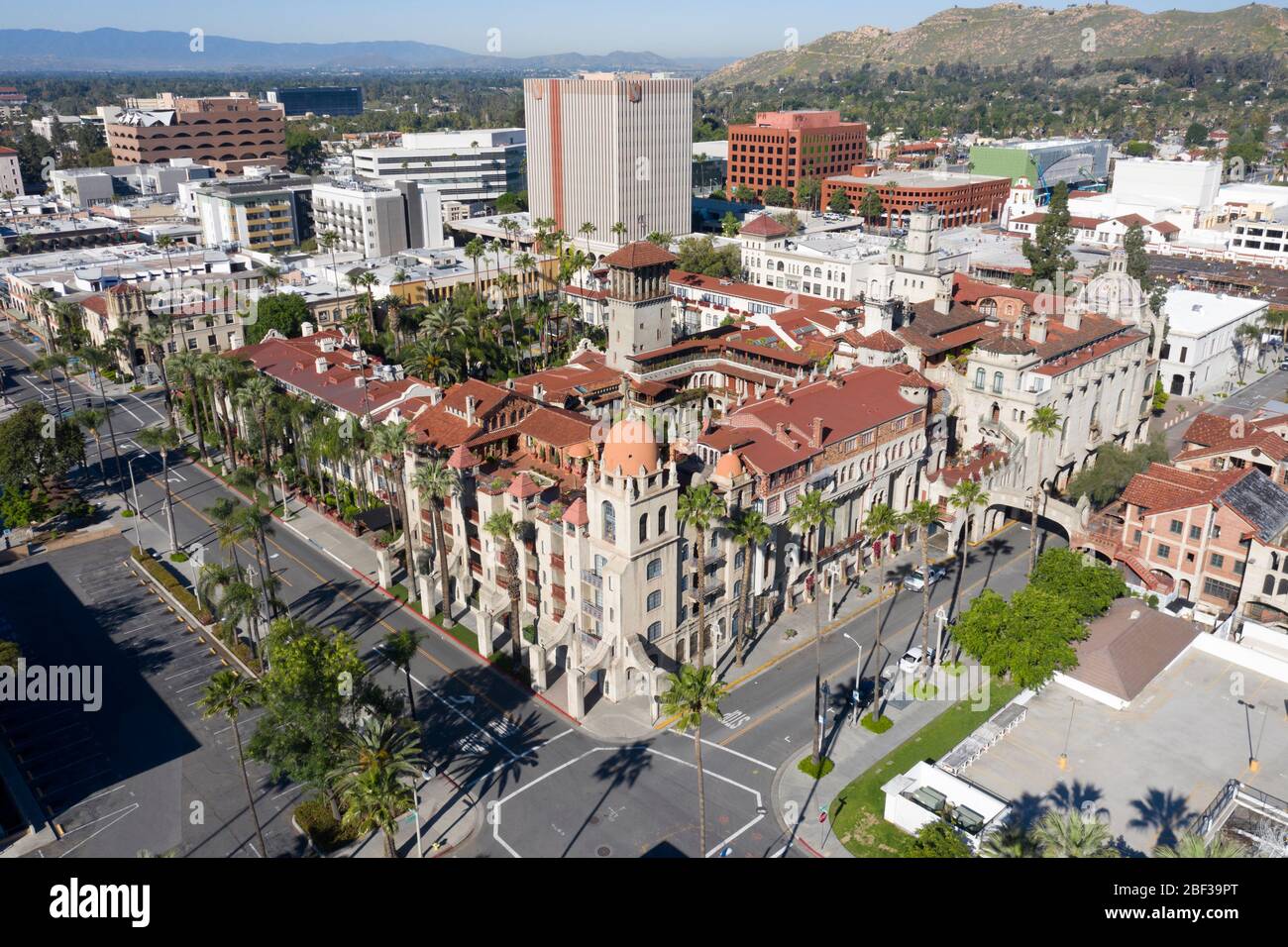 Luftaufnahme des Mission Inn Hotels in der Innenstadt von Riverside, Kalifornien Stockfoto
