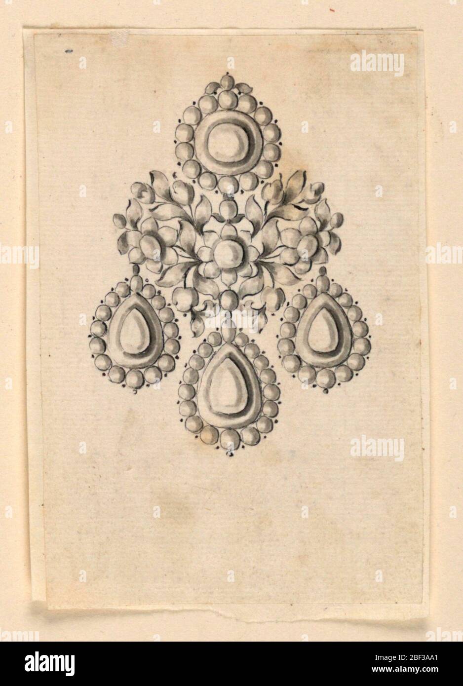 Design für einen Ohrring. Schmuckdesign für einen Ohrring. In der Mitte, zwischen der Scheibe über und den drei Tropfen unten, befindet sich eine Blüte in der Mitte zweier symmetrisch angeordneter Äste. Stockfoto