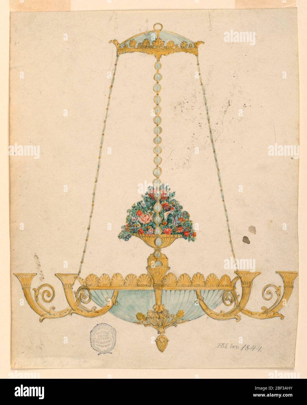 Projekt für einen Kronleuchter. Vertikales Rechteck. In der Mitte befindet sich eine Vase mit einem großen Strauß von farbigen Blumen. Fünf Arme sind sichtbar. Die Schale oben, die Ringe der Ketten, eine Schüssel unter dem Ring ist aus Glas. Die Unterschrift unten rechts: Ein Monogramm von IHM. Stockfoto