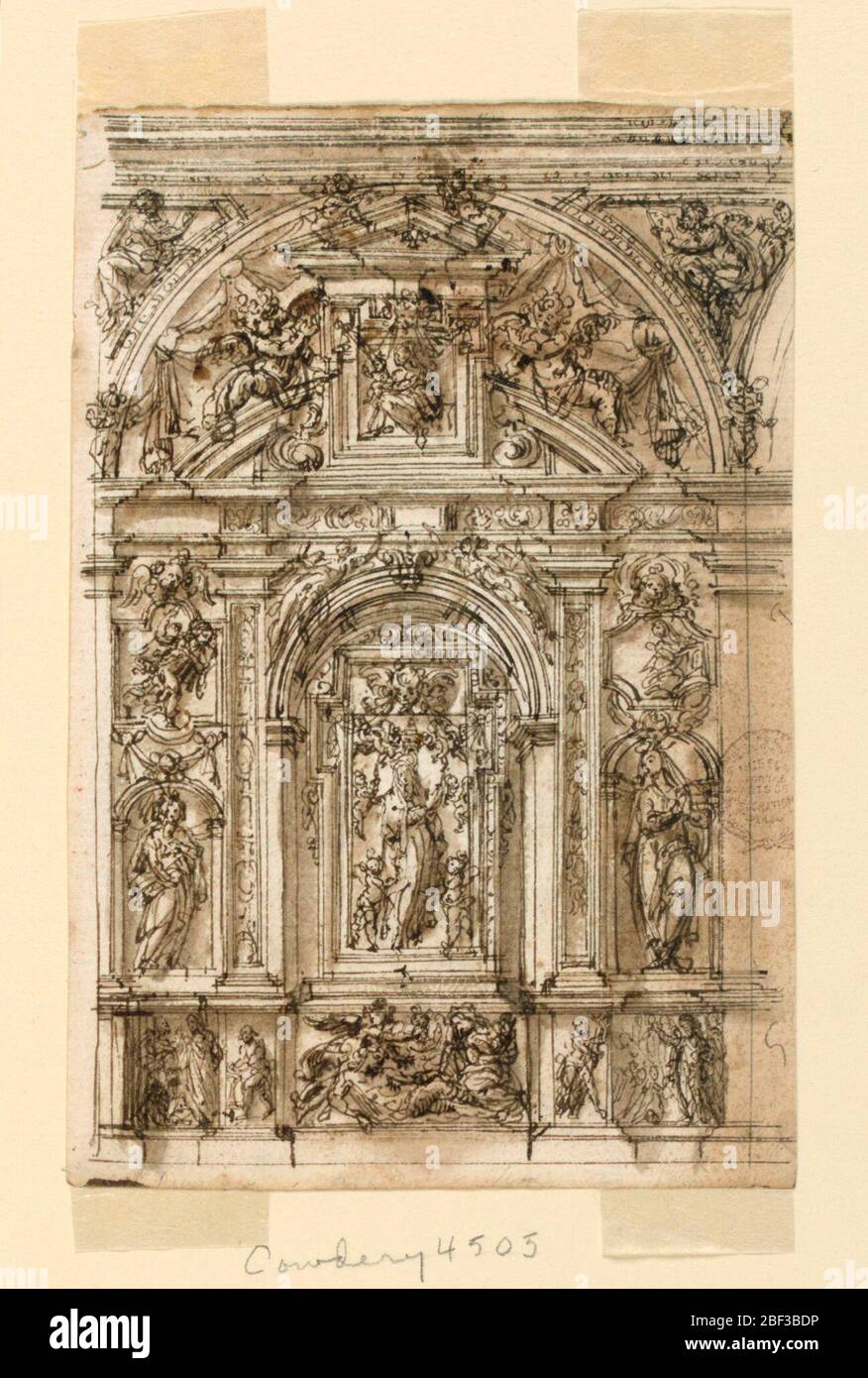 Erhebung eines Altars. Ein Alter wird innerhalb der Rahmenteile einer Bucht gesetzt. Die Predella zeigt eine Trauerszene über den toten Christus. Die Tafel zeigt die Himmelfahrt der Jungfrau. In den seitlichen Fächern befinden sich Nischen mit den Statuen weiblicher Heiligenfiguren. Stockfoto