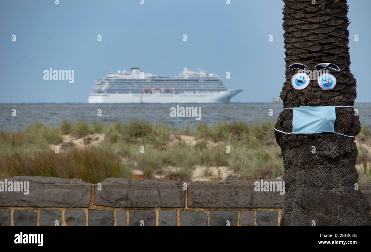 Covid Pandemie-Krise in Melbourne Australien 2020. Kreuzfahrtschiff in Port Phillip Bay vor Anker liegt nicht mehr erlaubt, anzudocken, da die Strände geschlossen sind. Stockfoto