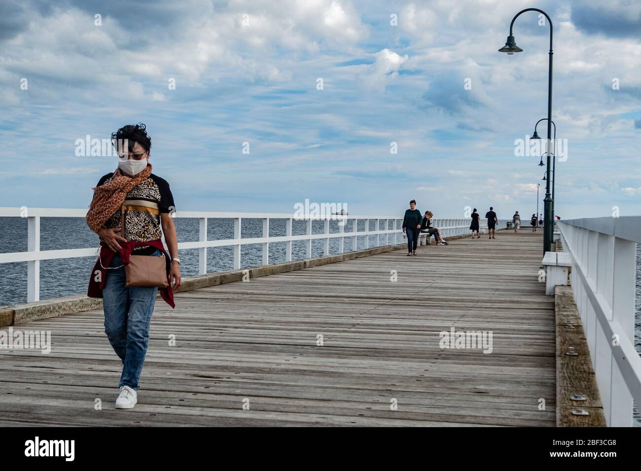 Covid, Coronavirus, Pandemie-Krise in Melbourne Australien 2020. Szenen von Menschen, die während der Sperrung Masken in der Stadt tragen. Stockfoto