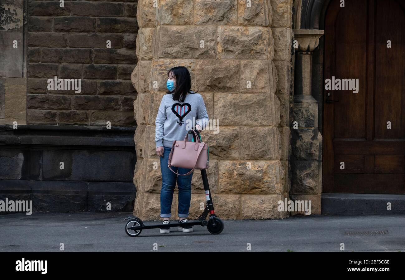 Covid, Coronavirus, Pandemie-Krise in Melbourne Australien 2020. Szenen von Menschen, die während der Sperrung Masken in der Stadt tragen. Stockfoto
