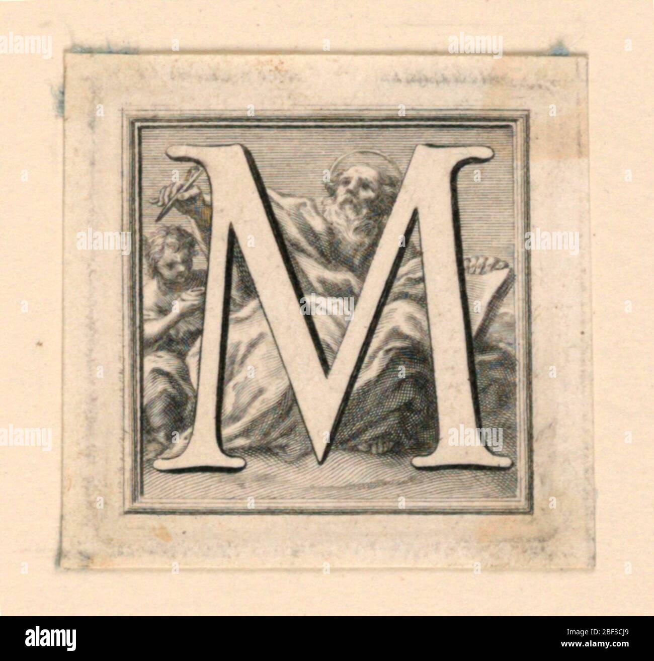 Großer Buchstabe M. Buchstabe M vor Matthäus, der seinen Stift über den Tintenständer hält, der vom Engel gehalten wird. Stockfoto
