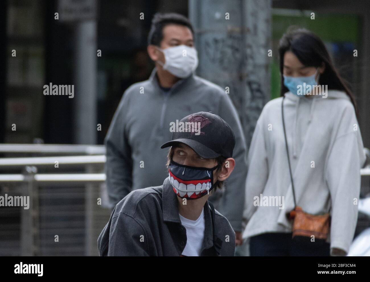 Covid, Coronavirus, Pandemie-Krise in Melbourne Australien 2020. Szenen von Menschen, die während der Sperrung Masken in der Stadt tragen. Stockfoto