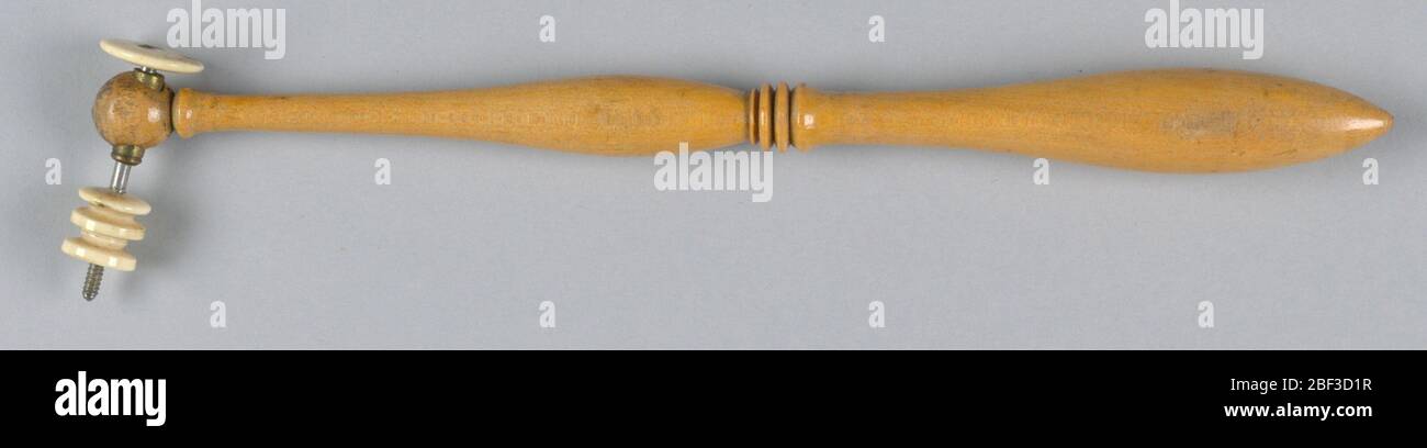 Phenakistiskop. Griff aus Holz mit drei Elfenbein-Beschlägen für die Betrachtung von Phenakistiskop-Scheiben. Stockfoto