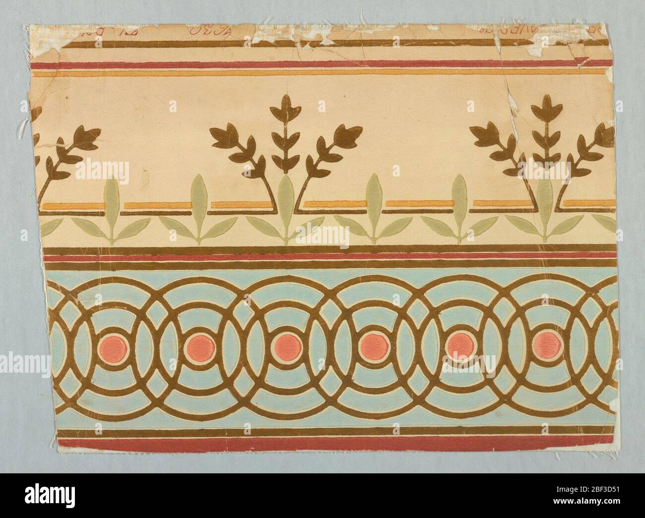 Frieze. Rand; obere Hälfte besteht aus einer Reihe von verflochten vergoldeten Kreisen, die ein geometrisches Muster bilden. In der Mitte von jedem ist eine korallenfarbene Scheibe in hellblauem Feld. Stockfoto