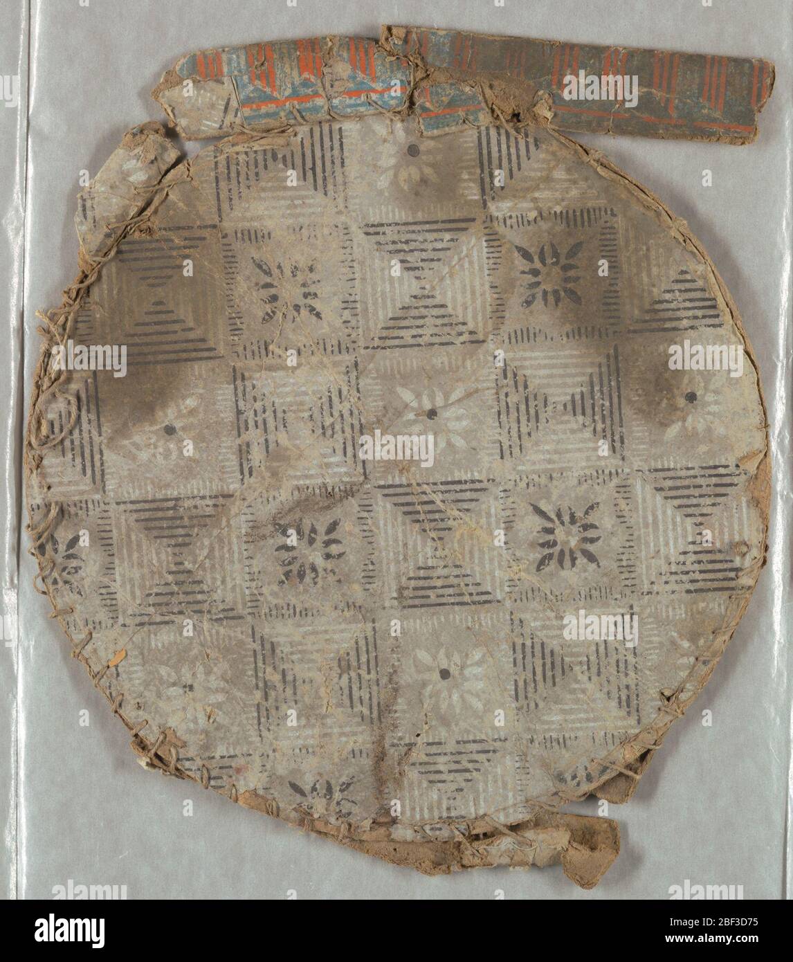 Bandbox. Teilweiser Bandbox-Deckel, dessen Seiten in Stücke gebrochen, aber noch befestigt sind. Gedruckt in einem kühnen schwarz-weißen geometrischen Muster, ähnlich Pyramiden. Stockfoto