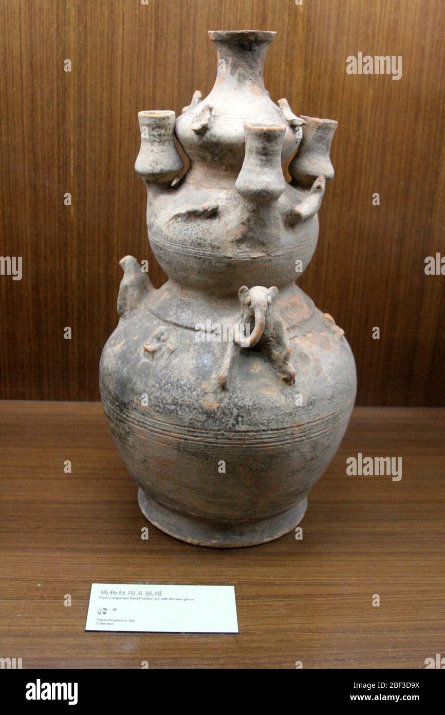 Fünf braune Töpfe mit brauner Glasur und roter Keramik Kulturrelikte der drei Königreiche Zeit in Nanjing ausgegraben Stockfoto