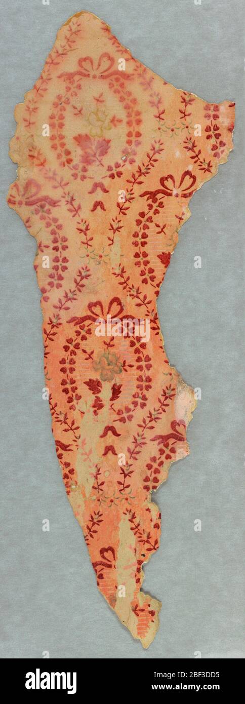 Seitenwand. Kleine ovale Medaillons mit Bogenknoten oben alle in rot mit blauen Blume und roten Blättern in der Mitte, auch feine horizontale Linien von Glimmer. Medaillons umkreist mit feinen, kontinuierlichen geschwungenen Linien von winzigen Blättern und Blüten. Stockfoto