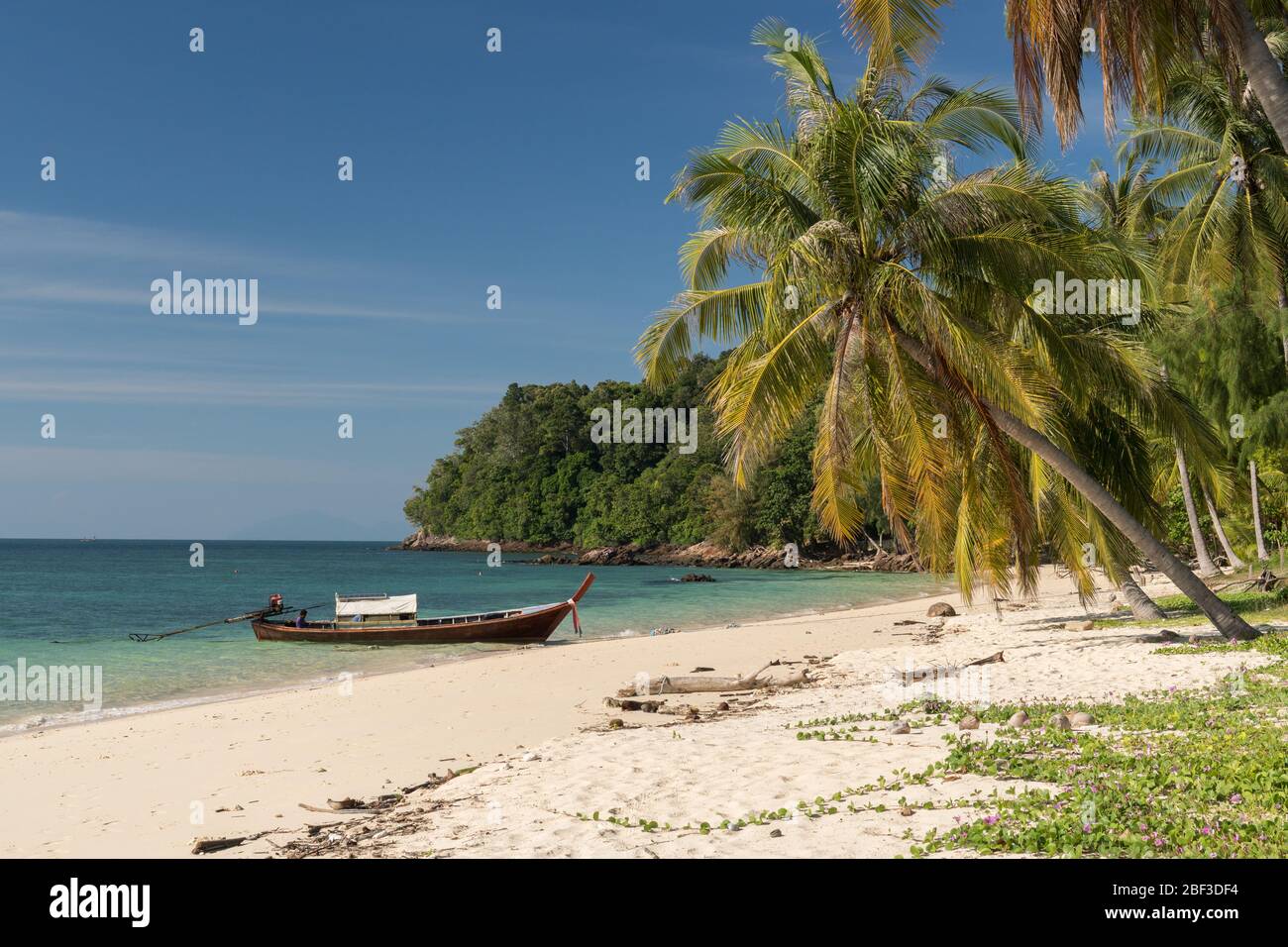 Longtail Boot vor Anker am School Beach auf Koh Bulone Lae, Thailand Stockfoto