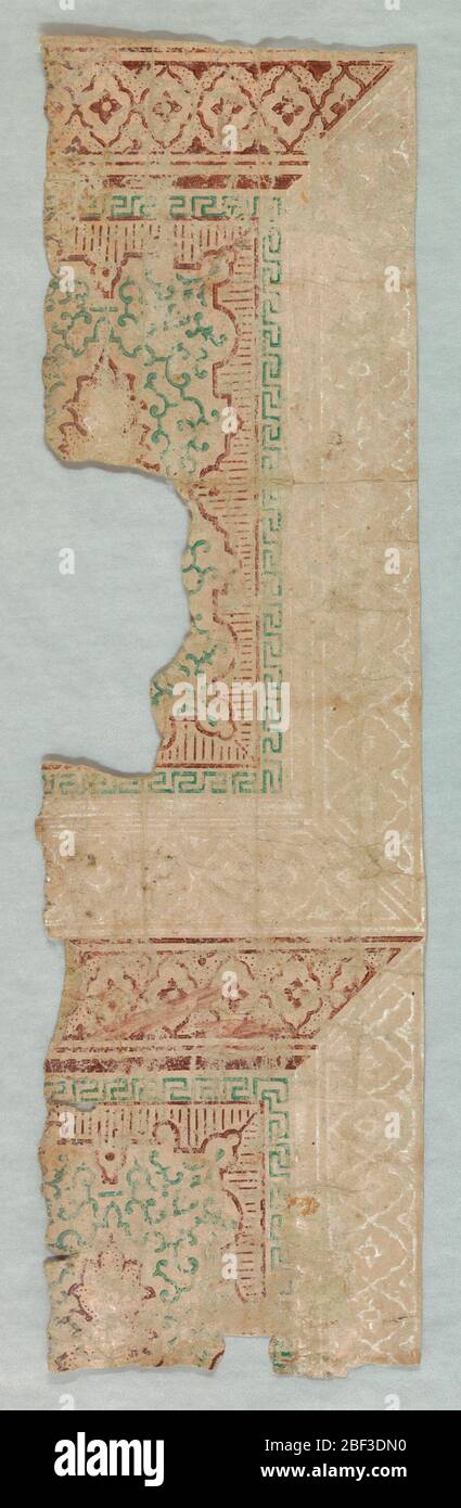 Seitenwandfragment. Großes Aschlar-Blockdesign mit 3-dimensionaler Wirkung gedruckt. Gedruckt in braun, grün und weiß auf taupe-Grund. Stockfoto