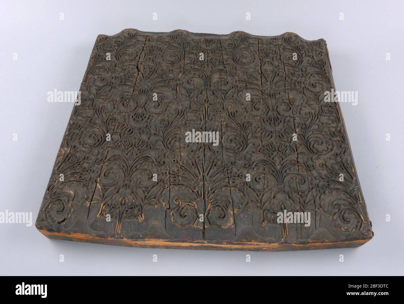 Holzblock. Tropfenwiederholende, eng anatmende Gestaltung konventioneller, symmetrischer Blattmotive. Sehr wahrscheinlich für ein einfarbiges Papier. Stockfoto