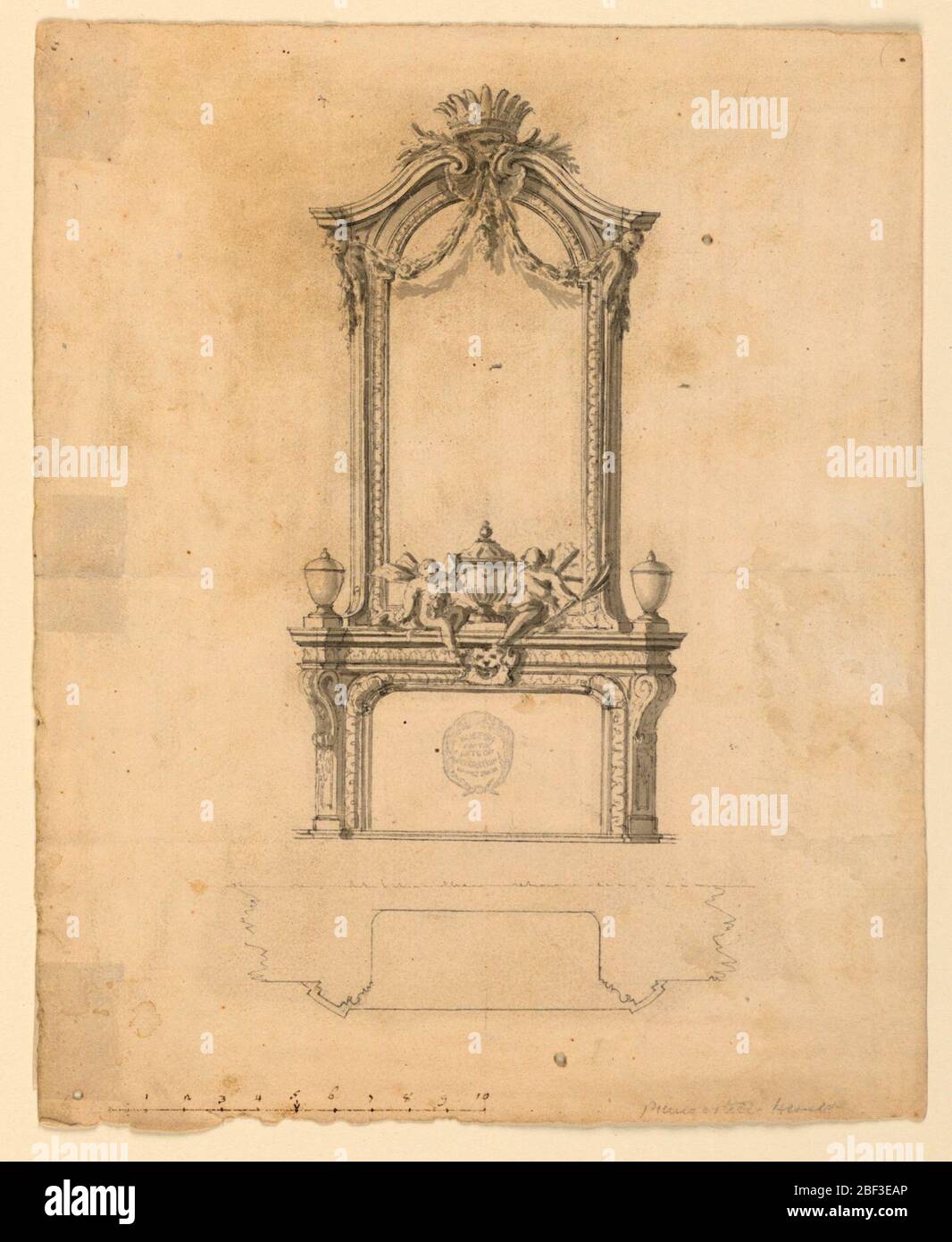 Projekt für ein Mantelpiece. Design für Kaminsims mit Spiegel. Oben ein gebrochener Giebel mit Krone, Schale und Tücken. Auf einem Kaminsims sitzen, zwei Figuren und drei Fälle. Plan unten. Stockfoto