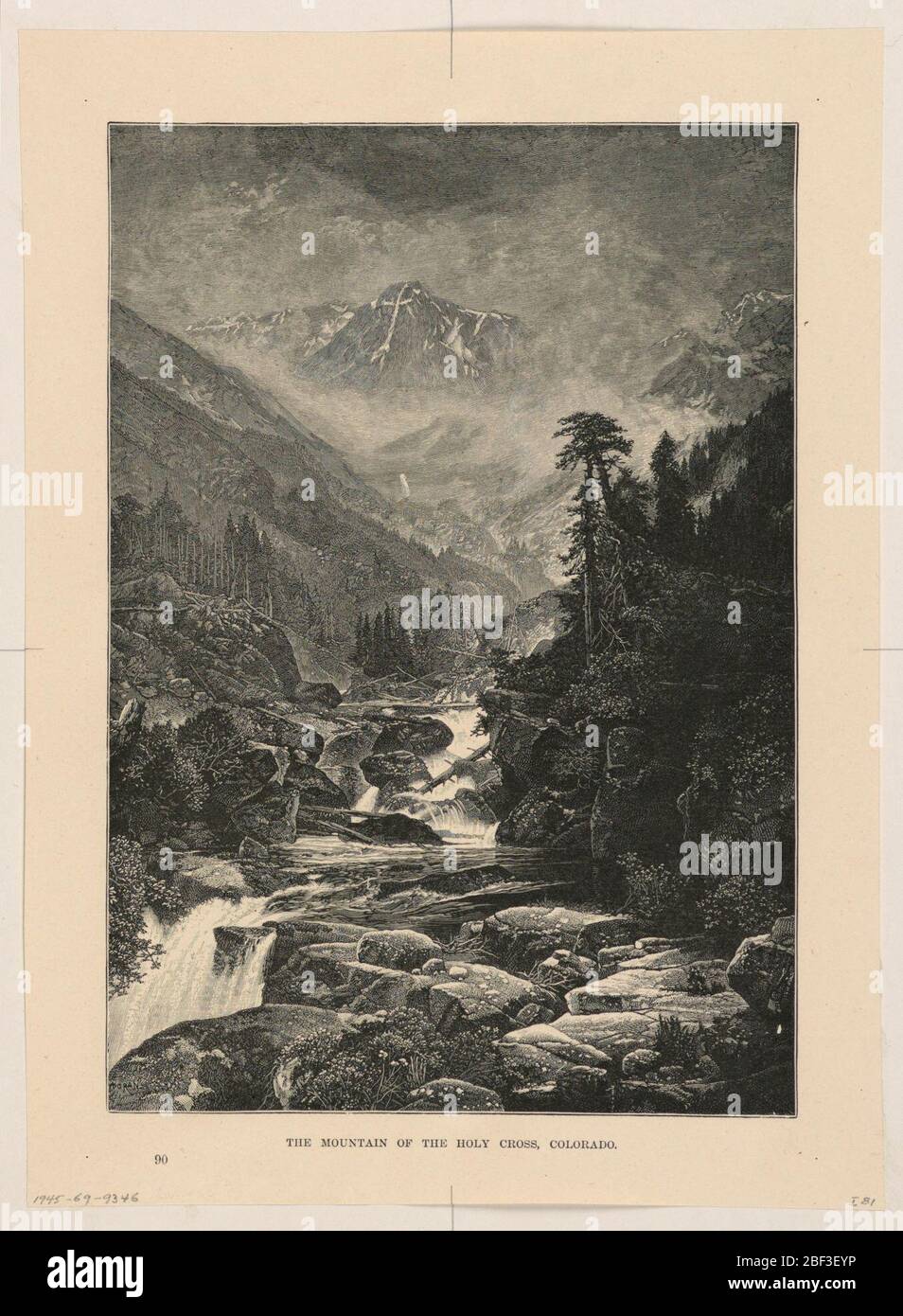 Berg des Heiligen Kreuzes Colorado. Blick auf die Berglandschaft mit Kreuz auf Berg in der Ferne im Schnee abgegrenzt. Stehende und gefallene Bäume in und um den Fluss, der durch Felsformationen zu einem Wasserfall links unten im Vordergrund führt. Stockfoto