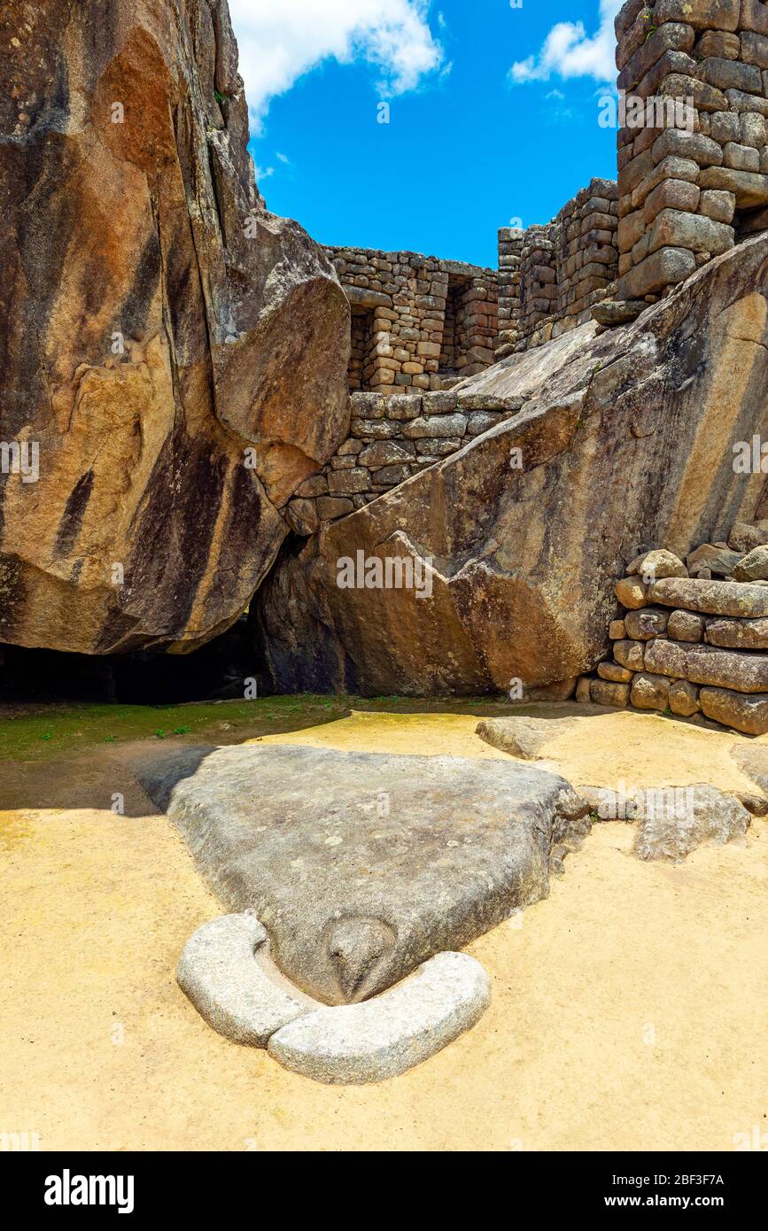 Der Inka-Tempel des Kondors in Machu Picchu, Cusco, Peru. Stockfoto