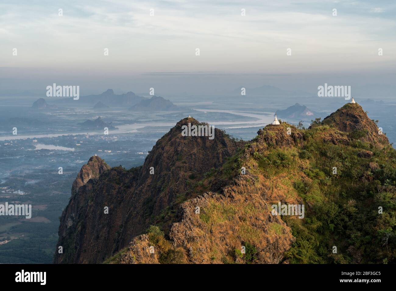Blick vom Gipfel des Mt. Zweigabin, Hpa-An, Myanamr Stockfoto
