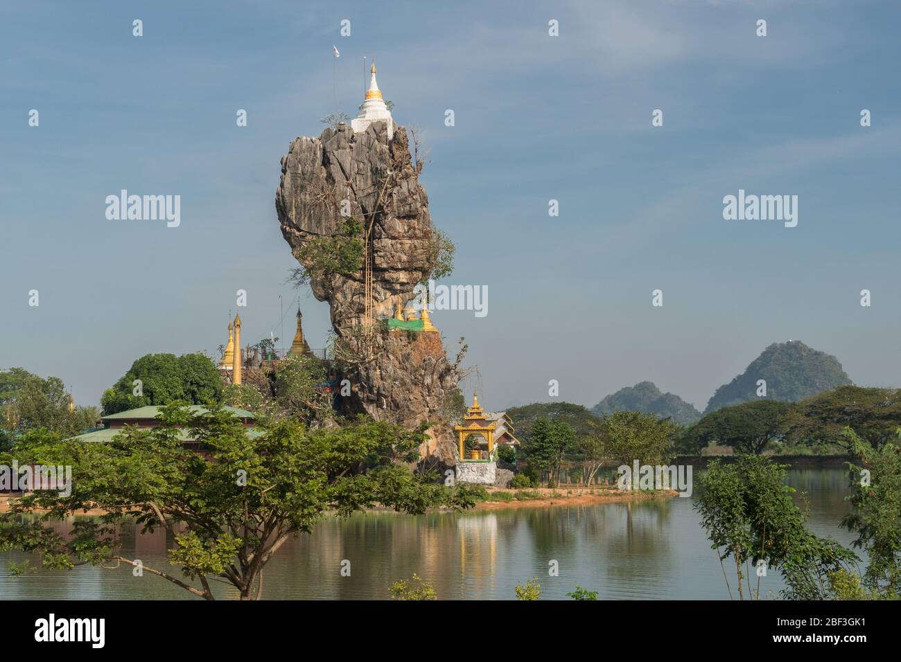Felsformation mit Kyaut Ka Lott Pagode in hPa-an, Myanmar gekrönt Stockfoto