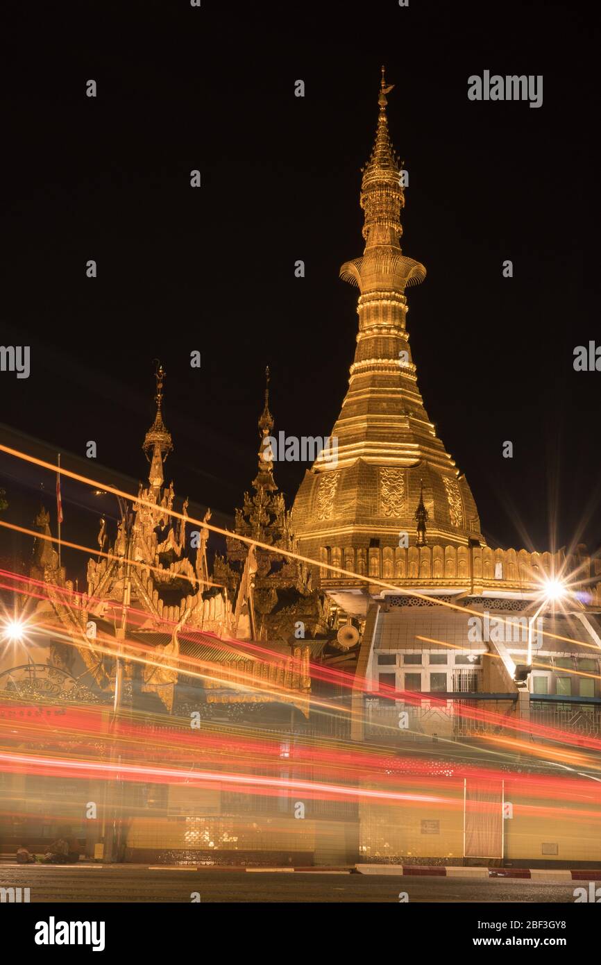 In Yangon, Myanmar, streifen die Ampeln vor der goldenen Sule Pagode Stockfoto