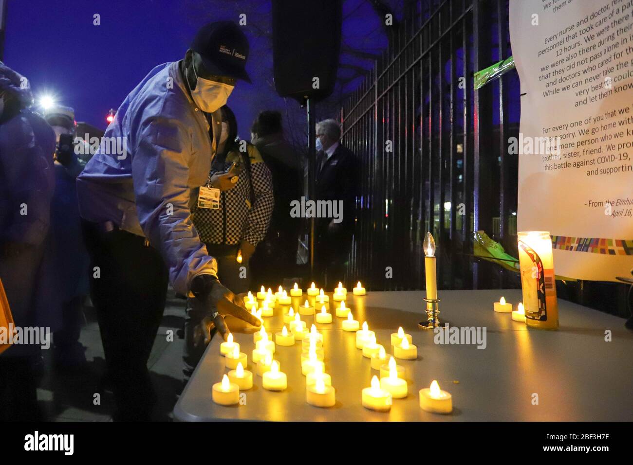 New York, Usa. April 2020. Kerzenlicht-Mahnwache im Elmhurst Hospital Center in Queens, New York, während einer COVID-19-Coronavirus-Pandemie in den Vereinigten Staaten. Quelle: Brasilien Foto Presse/Alamy Live News Stockfoto