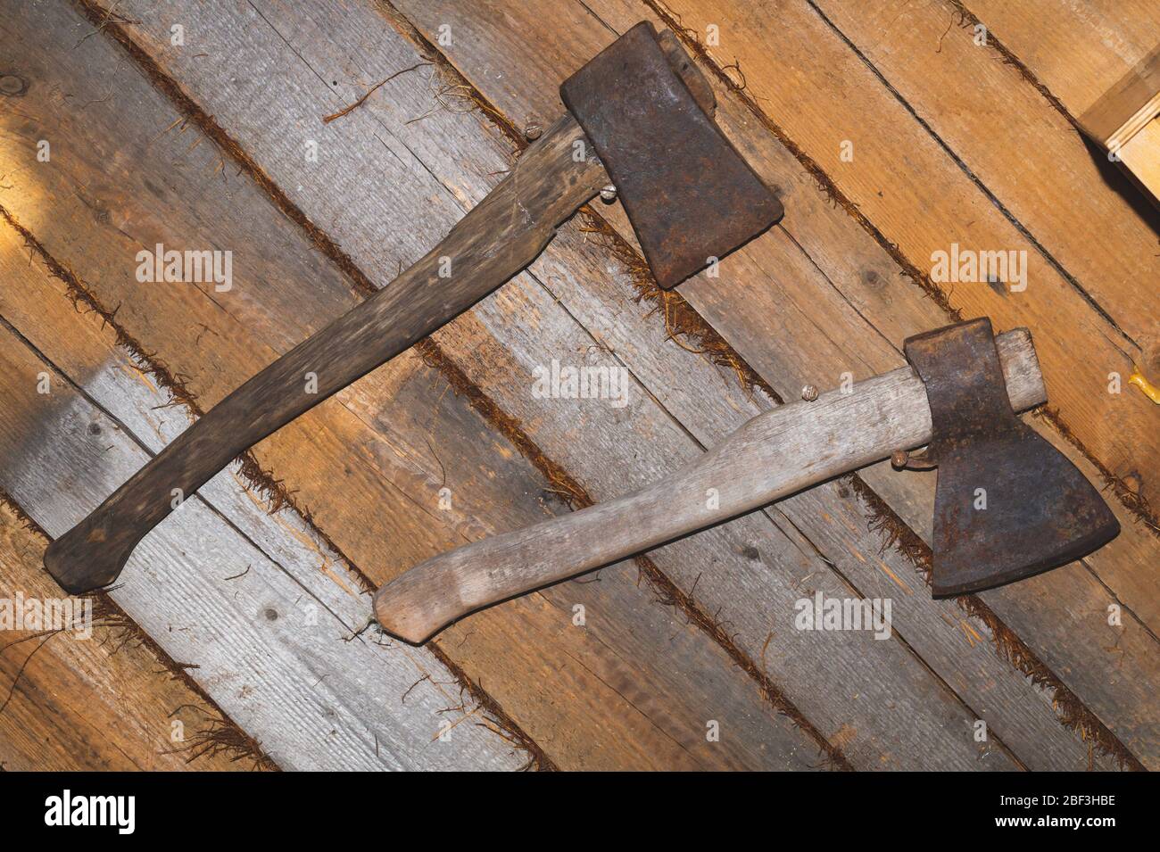Axes hängt an der Holzwand. Handinstrument. Arbeitswerkzeug Stockfoto