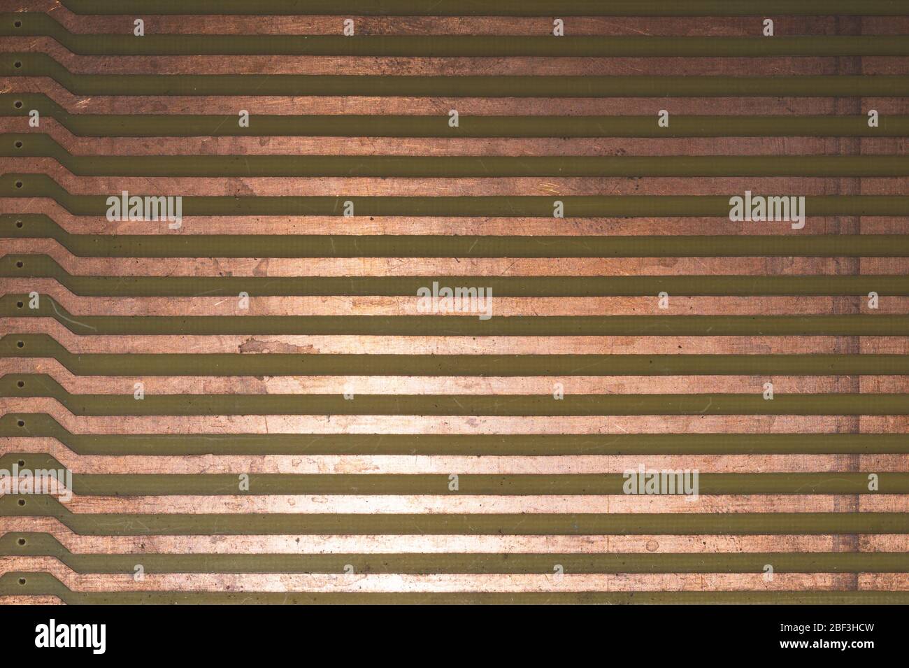 Parallele Kupferbahnen auf dem Stromkreis Nahaufnahme. Industrieller Hintergrund. Metalloberfläche Stockfoto