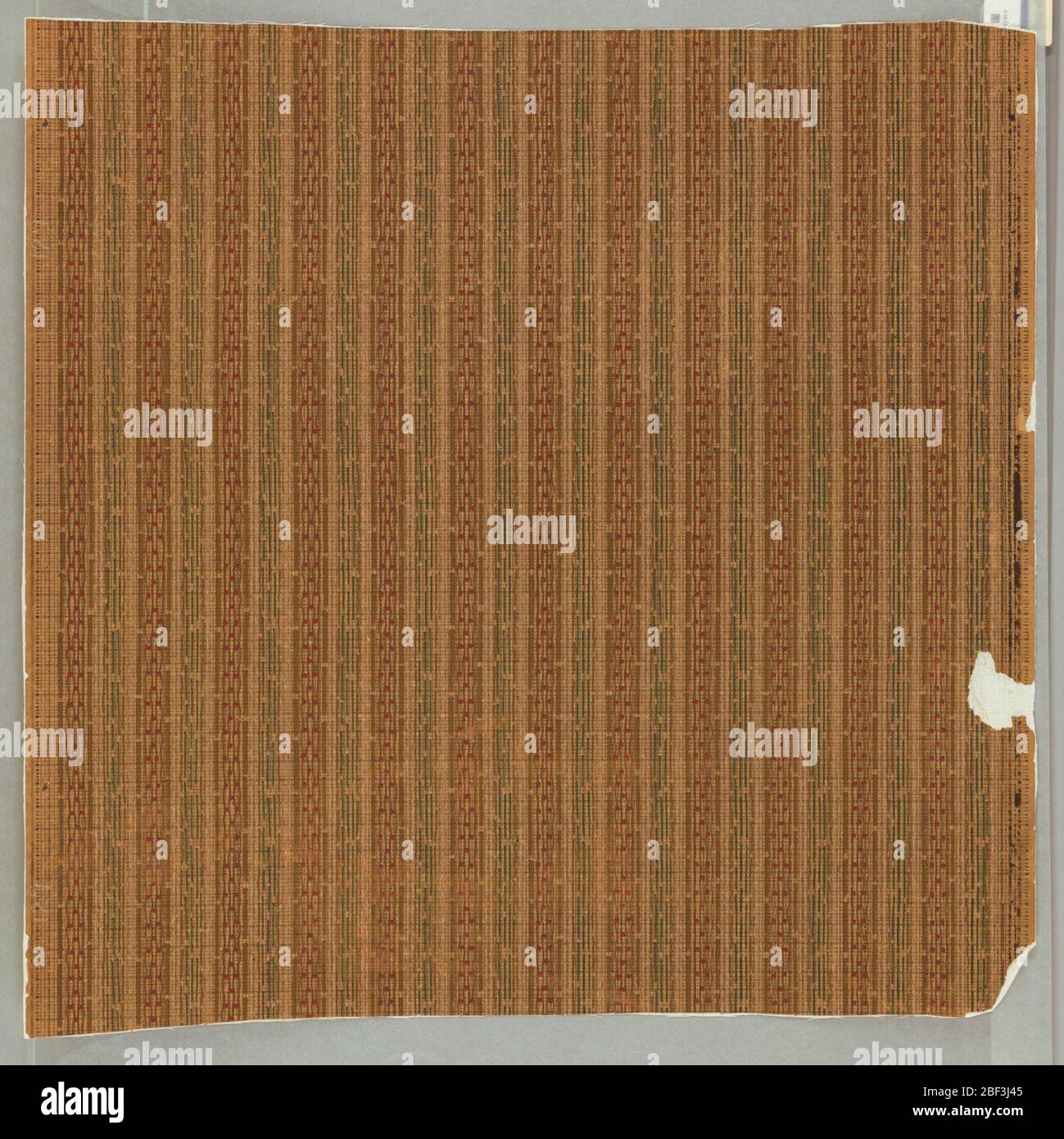 Seitenwand. Vertikale Streifen von unterbrochenen Linien in braun und grün, durchsetzt mit roten Punkten. Auf braunem Grund, imitiert Textilgewebe. Stockfoto