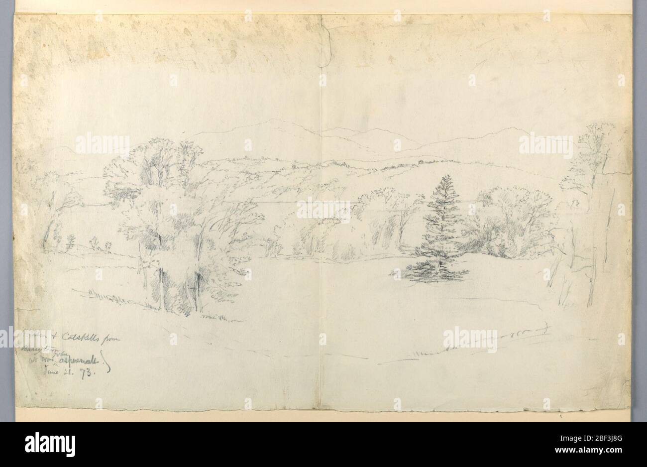 Der Hudson River und Catskills von Barrytown. Wiese mit Bäumen im Vordergrund, abfallend zum Flussufer. Fluss und Grate über Zentrum der Komposition, dann Berge jenseits in der Ferne. Stockfoto
