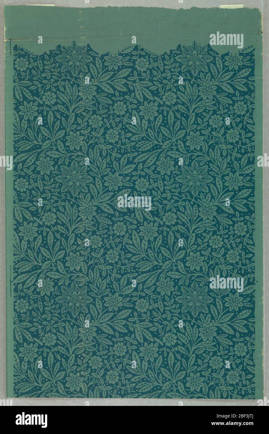 Seitenwand. Überall dichtes Muster von Laub und stilisierten Blumen. Gedruckt in blau auf hellem blau-grünem Grund. Dies war der Anfang der Rolle, da entlang der oberen Kante, gibt es einen Raum ohne Block drucken, nur die Grundfarbe. Stockfoto