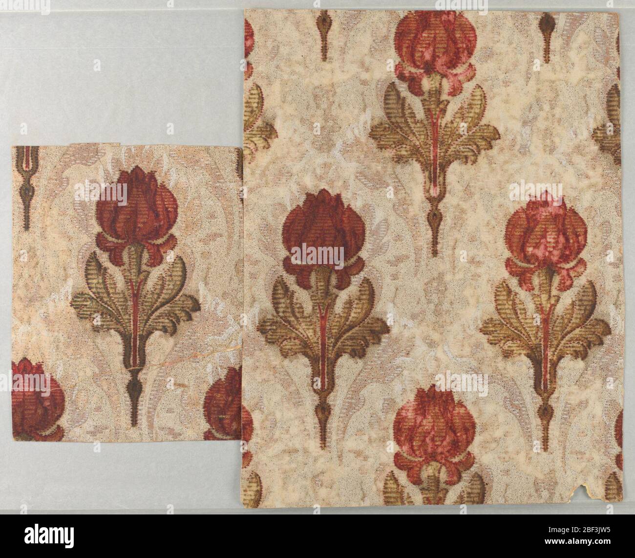 Seitenwand. Spätjugendlich-nouveau-Stil peinig-ähnliche rote Blume, starr vertikal und symmetrisch um eine vertikale Achse in starren Reihen, braun-grüne Form mit horizontalen Streifen, über Füllmuster. Stockfoto