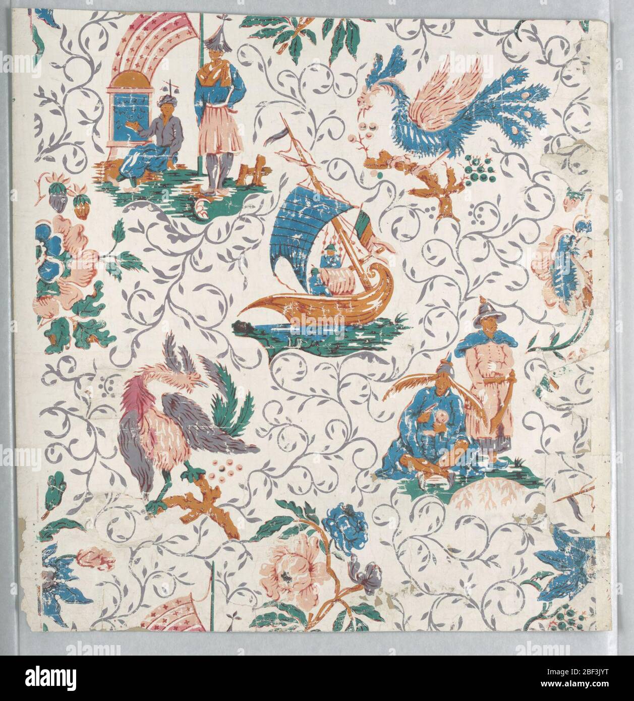 Seitenwand. Vertikales Rechteck. Chinoiserie Design von acht Motiven, drei mit menschlichen Figuren, zwei mit einer Art phoenix, und drei mit Blumen; weißes Feld mit schlanken blau-grauen Blättern bedeckt. Gedruckt in Rot, Blau, Grün und neutralen Orangen auf weißem Grund. Stockfoto