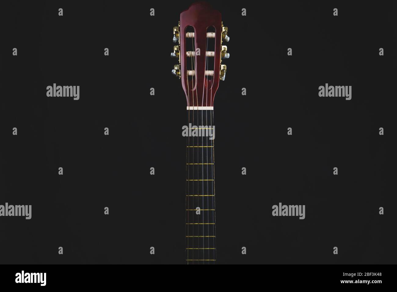 Gitarre Griffbrett auf schwarzem Hintergrund. Akustisches Musikinstrument. Kopierraum Stockfoto