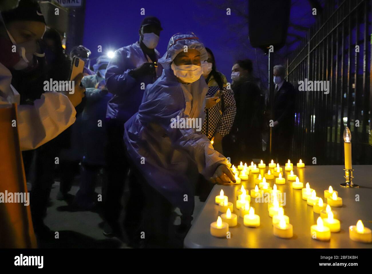 New York, New York, USA. April 2020. Kerzenlicht-Mahnwache im Elmhurst Hospital Center in Queens, New York, während einer COVID-19-Coronavirus-Pandemie in den Vereinigten Staaten. Kredit: William Volcov/ZUMA Wire/Alamy Live News Stockfoto