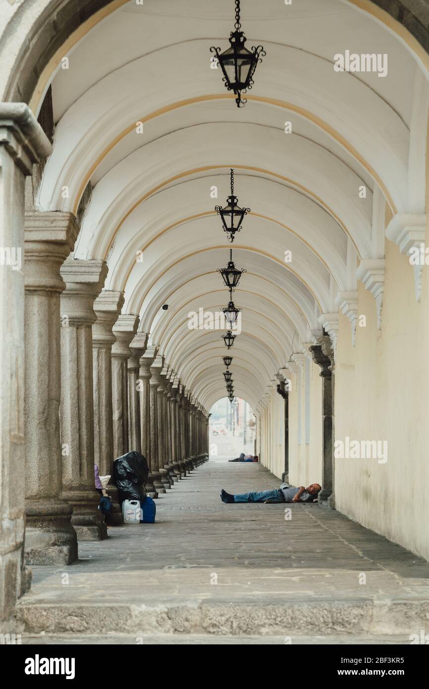 Obdachlose in den leeren Straßen während der Sperrung wegen Coronavirus Covid Pandemie, Antigua Guatemala Stockfoto