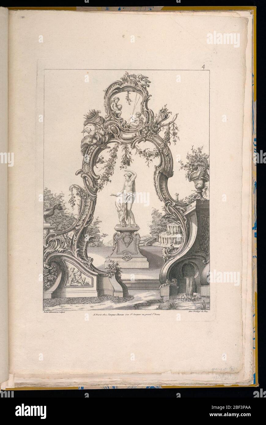 Kartusche und Brunnen mit Venus und Amor. Asymmetrische Kartusche mit feuerspeienden Drachen, Speeren, Bannern. Körperpanzer und eingefleischte Helme auf dem Boden links. Neptun in gebogenen Elementen der Kartusche links. Stockfoto
