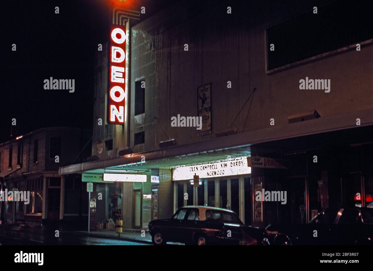 Das Odeon, Liverpool St Hobart - Obligatorische Photo Credit: TAHO Ca. 1970 Norwood Film Festzelt, Kim Darby und Glen Campbell Stockfoto