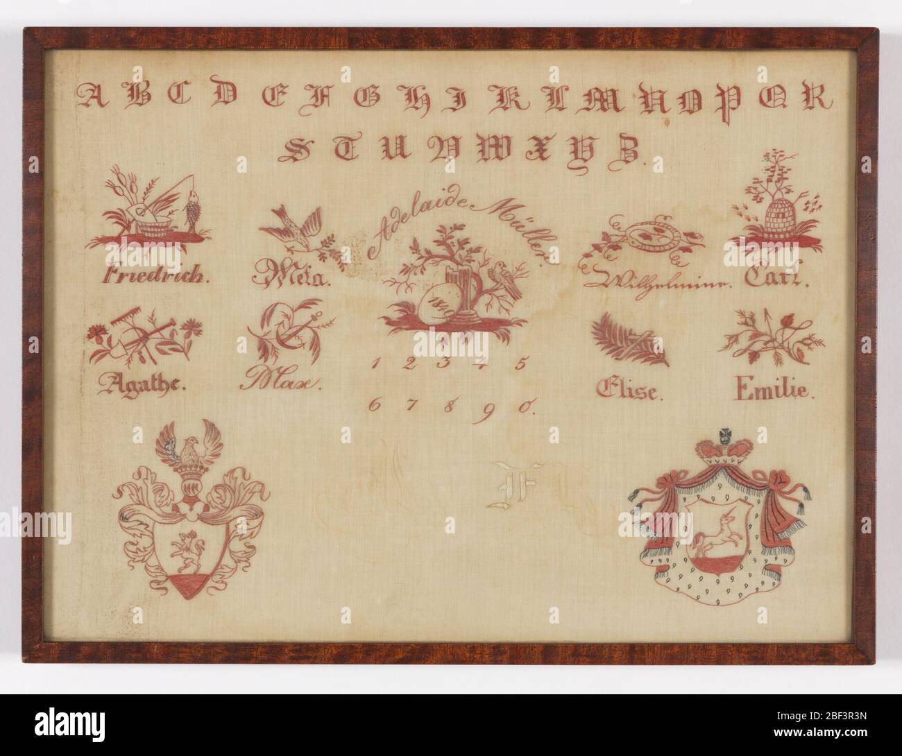 Probenehmer. Alphabet und Ziffern, Familienwappen und Wappen, Namen von Müller-Geschwistern(?) Mit Bildsymbolen für jede Person, rot gestickt auf einem schieren weißen Grund. Stockfoto