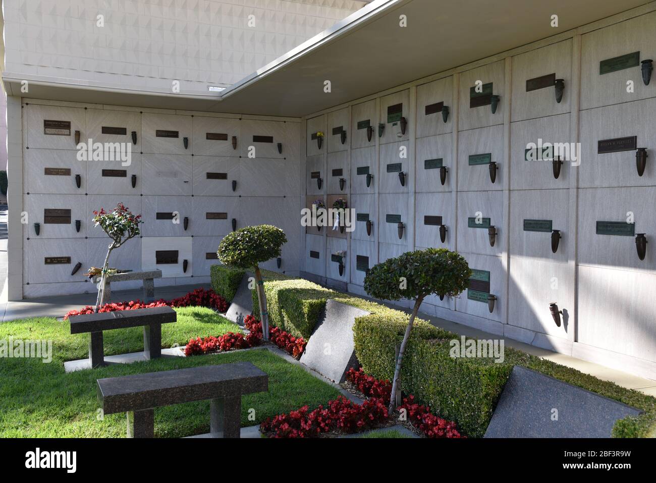 LOS ANGELES, CA/USA - 15. MÄRZ 2019: Bänke vor Marilyn Monroes Grab
