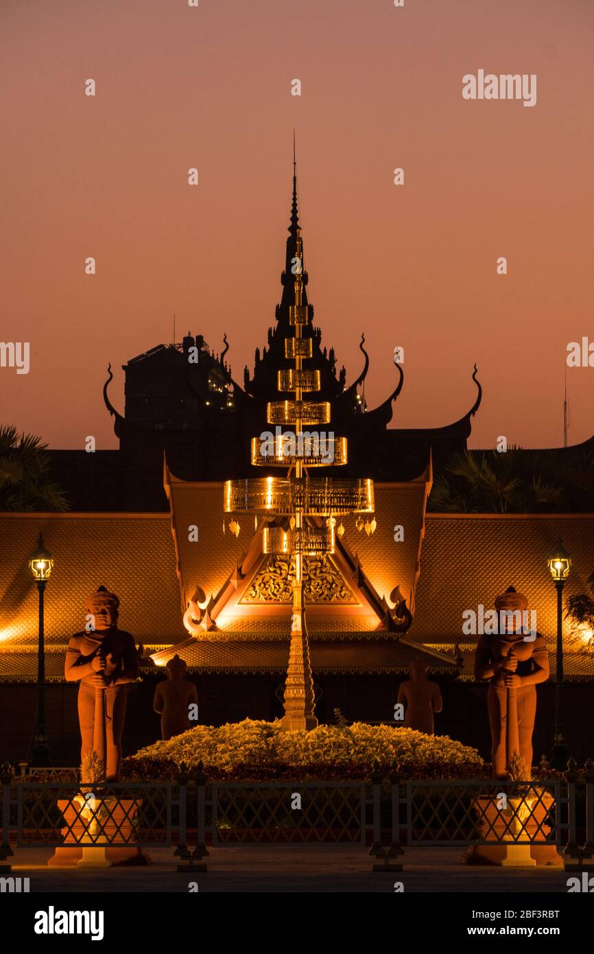 Sonnenuntergang hinter dem kambodschanischen Nationalmuseum in Phnom Penh, Kambodscha Stockfoto