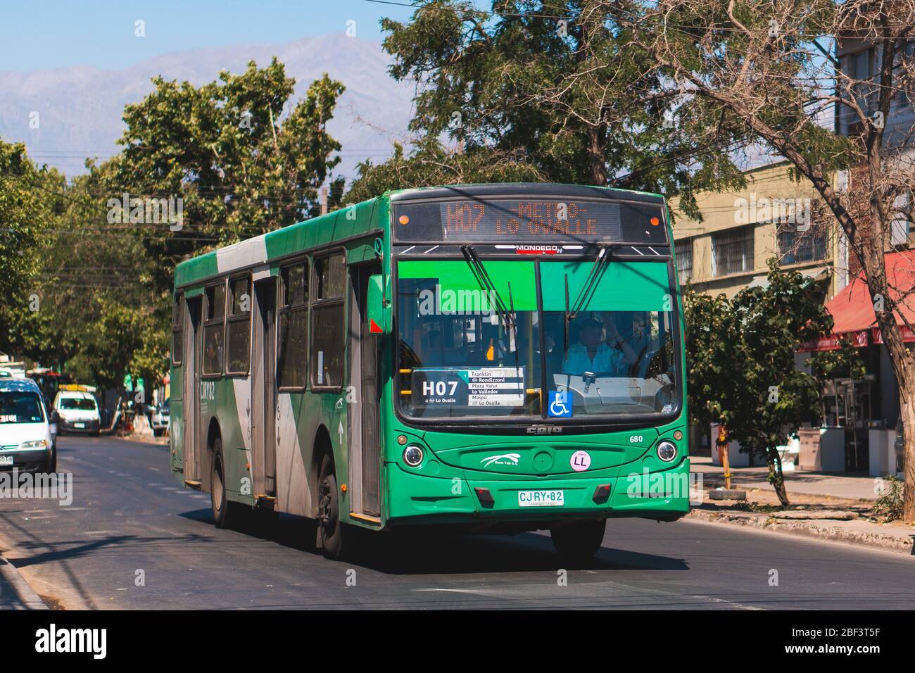 SANTIAGO, CHILE - NOVEMBER 2019: Ein Transantiago-Bus in der Innenstadt von Santiago Stockfoto