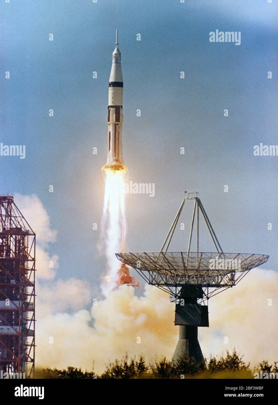 (11 Oktober 1968) - - - Der Apollo 7/Saturn IB Raum Fahrzeug von Komplexen 34 das Kennedy Space Center starten um 11: 03 Uhr (EDT), Okt. 11, 1968. (Tracking Antenne auf Rechts- und Pad-Struktur auf der linken Seite) Stockfoto