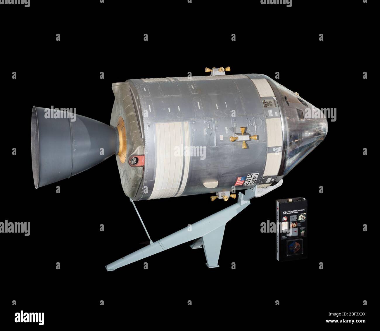 Befehls- und Servicemodule Apollo 105 ASTP Mockup. Diese Block II Apollo Command and Service Module Kombination (CSM 105), hergestellt von North American Rockwell, wurde ursprünglich für Vibrations- und Akustiktests verwendet. 1973 wurde es für die Ausstellung auf der Paris Air Show renoviert. Stockfoto