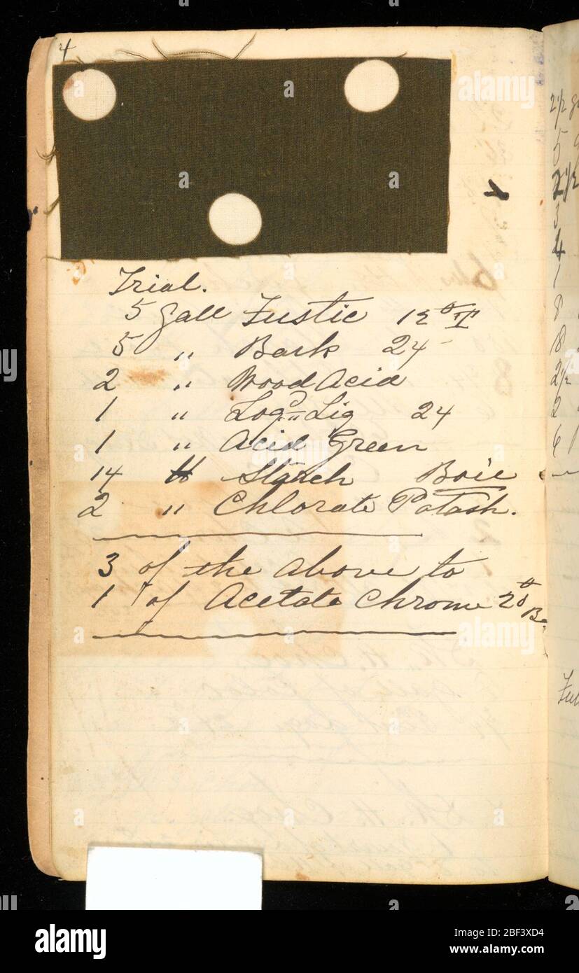 Musterbuch für Drucker. Kleines Notizbuch mit handgeschriebenen Formeln für Farbstoffe, die auf bedruckten Textilien verwendet werden können. Enthält 78 Muster bedruckter Stoffe. Stockfoto