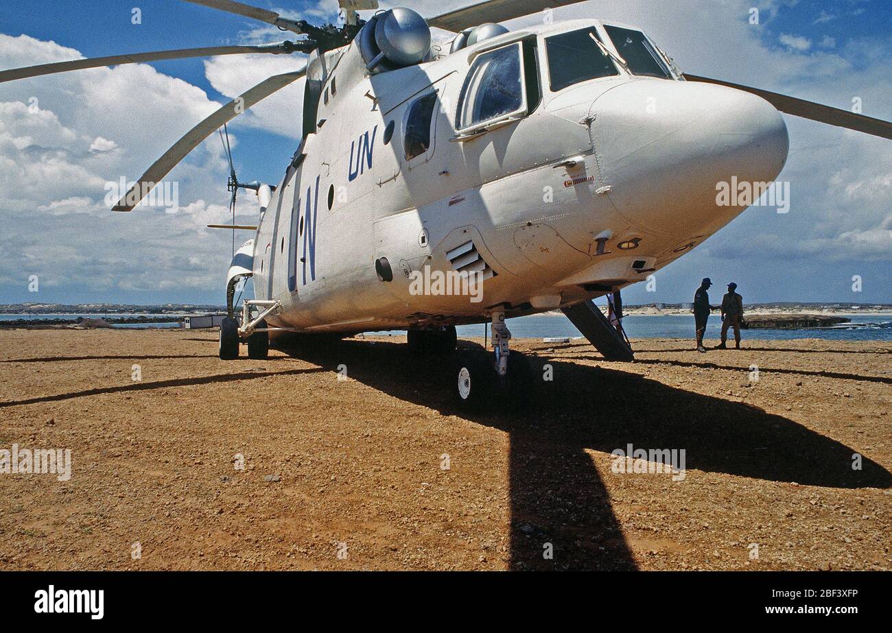 Eine russische gemacht Mi-26 Halo Hubschrauber am Ufer des Kismayo, Somalia. Die Mi-26 Halo zu Shuttle liefert und Personal im Betrieb weiter Hoffnung in Gebiete außerhalb der Hauptstadt Mogadischu verwendet wird. Stockfoto