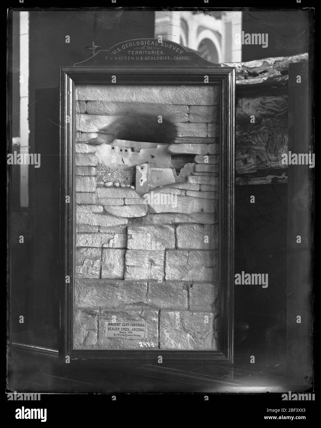 Antike Cliff Fortress Beaver Creek Arizona. Gerahmtes Modell von 'Ancient Cliff Fortress, Beaver Creek, Arizona' von Dr. Walter J. Hoffman für die United States Geological Survey, Hayden Survey.Smithsonian Institution Archives, ack. 11-007, Box 009, Bild-Nr. Stockfoto
