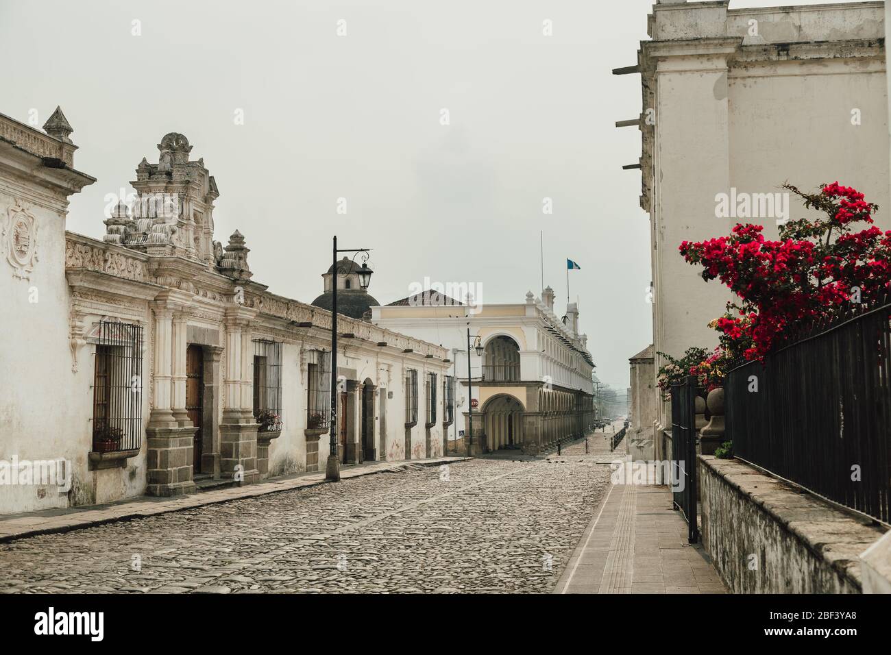Leere Straßen während die Ausgangssperre im kolonialen Antigua Guatemala beginnt, einem beliebten Touristenziel, schlossen Unternehmen aufgrund einer pandemischen Quarantäne des Coronavirus Stockfoto
